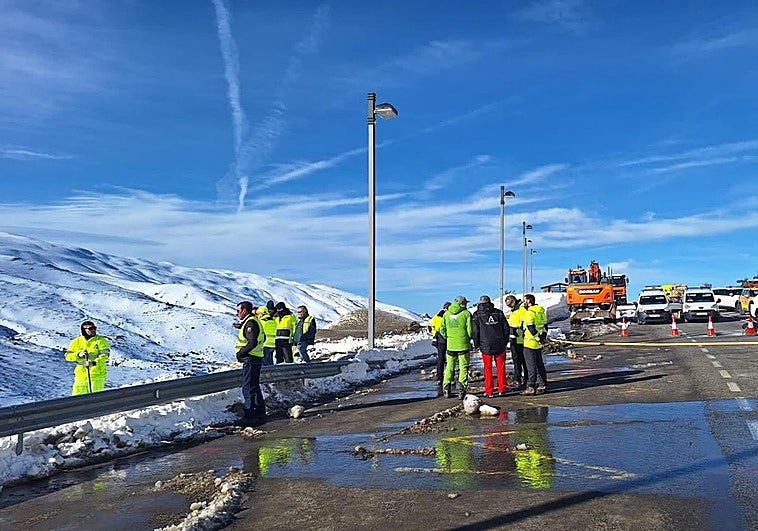 Fomento inyecta cemento en la grieta de acceso a Sierra Nevada, que abre con restricciones